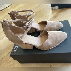 Eileen Fisher Suede Pump in Taupe. Size 8. NWT.